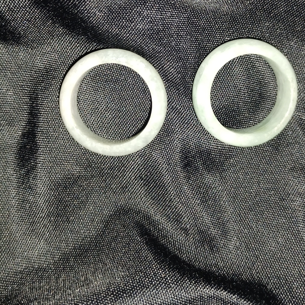LIGHT GREEN JADE RINGS SIZE 7. CAN BE THUMB RINGS OR RING FINGER. - Picture 2 of 3